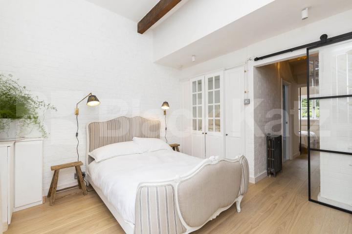 Stunning mid-Terrace house tucked away on a quiet mews Street Marlborough Yard, Archway